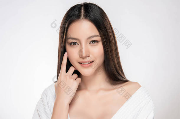 年轻美丽的亚洲女人,有着干净新鲜的皮肤.美女脸蛋的<strong>护理</strong>。面部治疗。化妆品、美容美发和温泉.