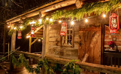 小舒适的小木屋外面有圣诞灯。 带来假日精神的理想画面.