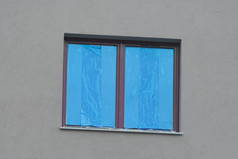建造或重建，修理房屋。 更换窗户，油漆外墙。 玻璃杯，蓝色保护膜。 等着打扫.