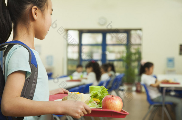 学校在学校自助餐厅里的女孩