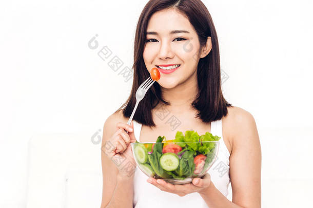 快乐<strong>的</strong>女人在碗里吃和显示<strong>健康的</strong>新鲜沙拉. 节食概念. <strong>健康的</strong>生活方式与绿色<strong>食品</strong>