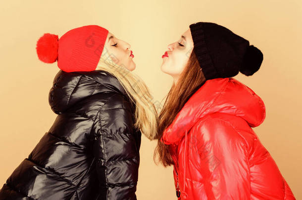 冬天的吻最好的朋友搭配服装。灵魂伴侣女孩亲吻。女人穿上<strong>夹克</strong>。女孩化妆脸穿着冬季<strong>夹克</strong>。时尚潮流。冬季。很高兴见到你永远的好朋友