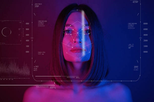 未来。面部检测。3D技术扫描。生物识别面部识别。脸我。《美丽女人的脸》的技术扫描。尼昂肖像。明亮的霓虹灯。用于面部护理