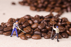 微型人致力于咖啡混合过程