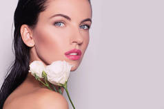 美丽的女孩玫瑰花. 美容模特女人的脸。完美的皮肤。专业化妆。护肤理念, 美容水疗, 生物环保产品.