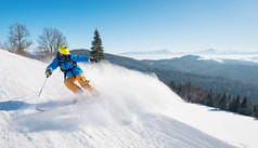 骑在美丽的冬天天 copyspace 坡专业滑雪射击滑雪度假村休闲旅行旅游度假极端肾上腺素