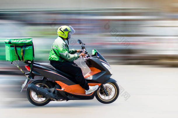 食品递送人员驾驶摩托车，赶往网上订餐的顾客手中。由于病毒传播的影响，大多数人在2020年4月22日居住在泰国的Ban Nonthaburi.