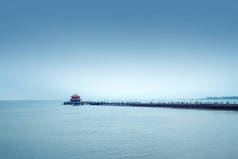 中国山东省青岛市天桥与海上风景