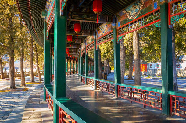 长廊是中国北京颐和园的一条有盖的小径