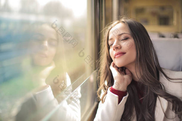坐火车的年轻女旅行家，旅途愉快