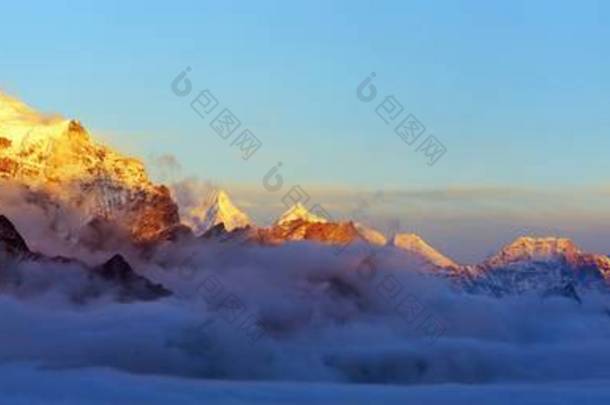 晚上全景从 Gokyo Ri 到登上 Kangtega, Thamserku Arakam 谢, Cholatse 和 Tabuche 高峰跋涉到珠穆朗玛峰基地营地-尼泊尔喜马拉雅山