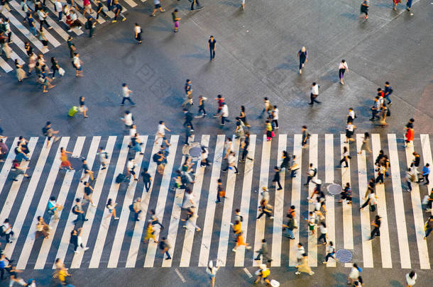 （日本东京）石谷的<strong>人群</strong>穿过混乱的交叉口，鸟瞰全景)