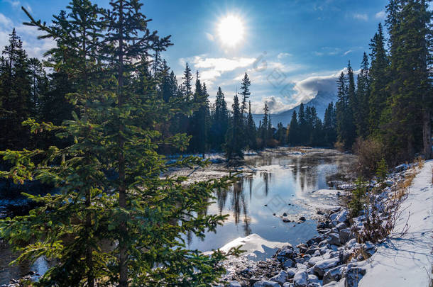 自然林间小径风景,<strong>初冬</strong>季节阳光明媚的早晨.Spur Line Trail, landscape in Town Canmore, Alberta, Canada.