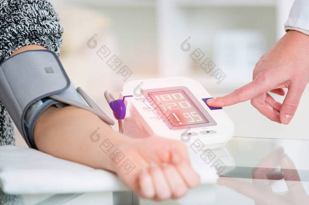 医生测量血压 