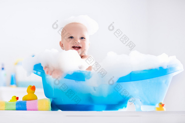小婴儿洗澡