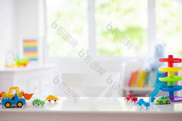 小男孩的<strong>房间</strong>玩具车在<strong>办公</strong>桌上。汽车玩具.