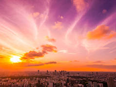 日本夕阳下的东京城周边建筑与建筑的美丽鸟瞰图