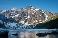 Morskie 开元, 海眼, Tatra 国家公园的积雪覆盖的山峰的看法, 波兰