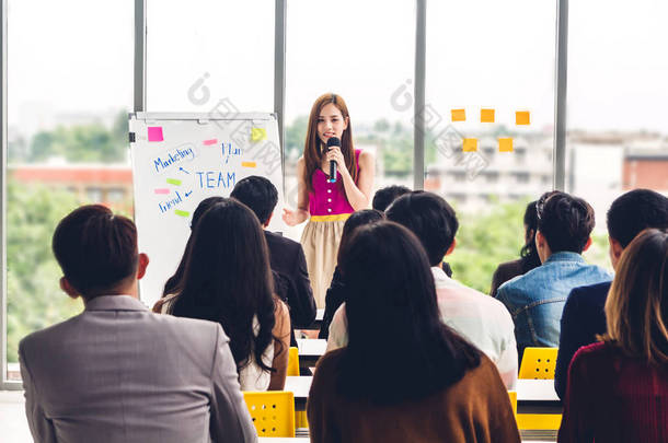 女实业家站在一群人面前在会议厅或研讨室<strong>咨询</strong>会议研讨会. 演示和指导概念
