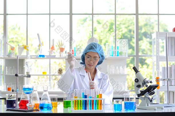 <strong>实验</strong>室中的女科学家用试管中的滴管合成化合物进行<strong>实验</strong>.