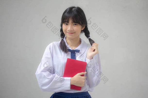 泰国人高中校服的肖像少女美丽动人，轻松<strong>自在</strong>