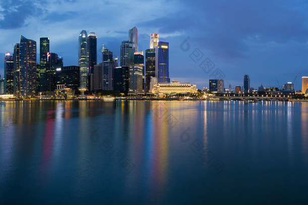 新加坡的城市天际线全景在暮光之城
