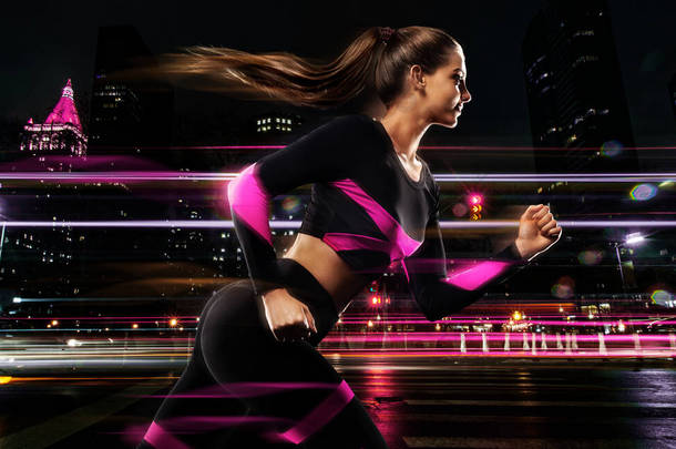 健身和运动动机。强壮的女运动员在夜市跑步。穿运动服的女模特。跑步者概念.