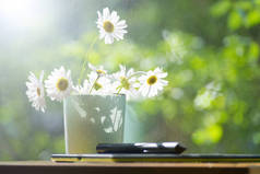 马克杯, 雏菊, 图形片。am 设计器的概念。一个晴朗的夏日清晨.