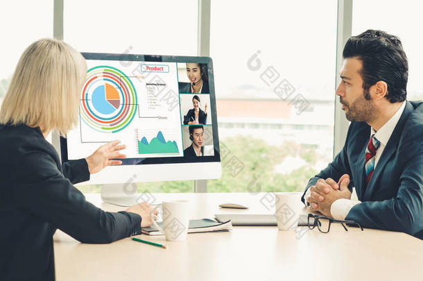 视频通话组的商务人士在虚拟工作场所或远程办公室见面。使用智能视频技术通过远程工作电话会议与专业企业的同事进行沟通.