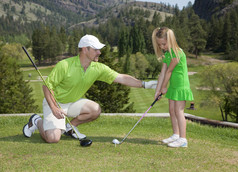 父亲和女儿高尔夫课