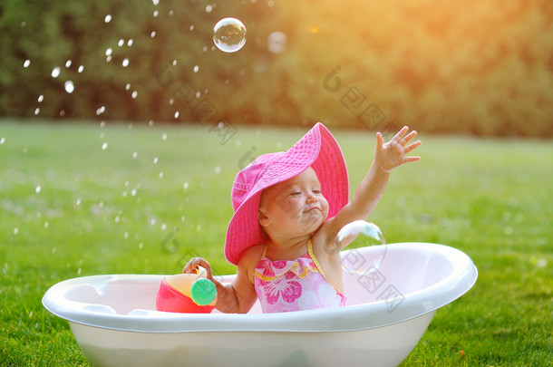 小女孩沐浴在肥皂泡沫浴