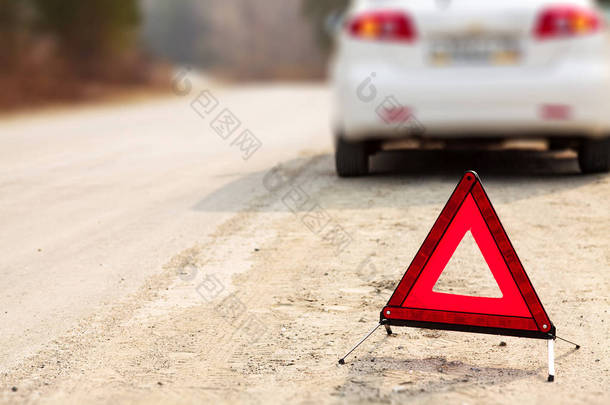 红色三角标志和汽车在路, 浅深度看法