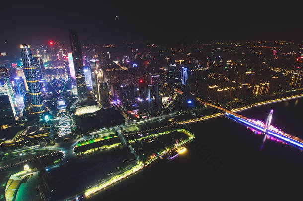 美丽的广角夜景鸟瞰广州珠江新城金融区, 广东, 中国的天际线和风光超越城市, 从广州塔观察<strong>甲板</strong>上看到