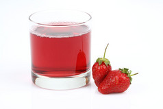 草莓汁和草莓的杯子