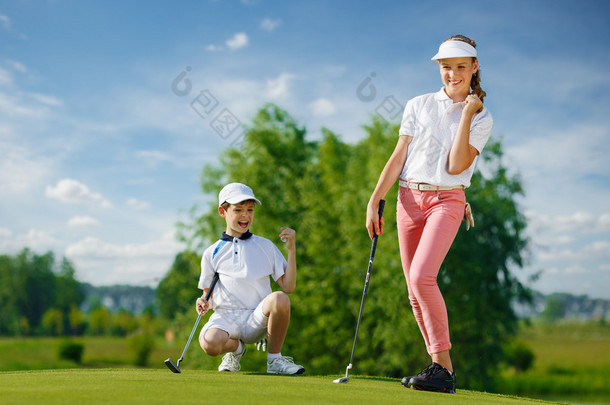 孩子们打高尔夫球