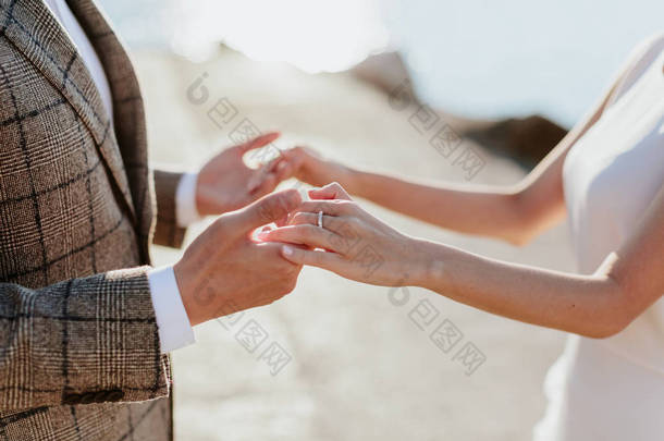 男子握着女人的手与订婚<strong>戒指</strong>关闭.