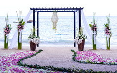 海滩上的婚礼场地 .