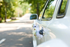 古色古香的婚礼用鲜花装饰的汽车
