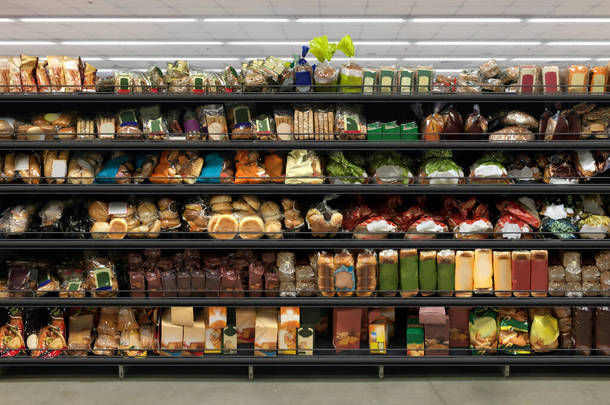 三维渲染面包店的内部。超级市场商店货架上的面包、糕点、面包和糕点产品。<strong>适用</strong>于展示新烘焙产品、新设计或新标签.