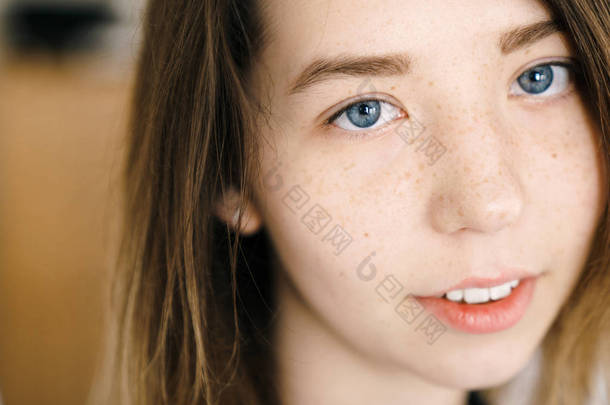 雀斑肖像的年轻可爱的女孩与蓝眼睛。自然美景.