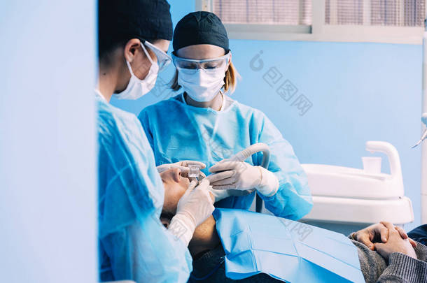牙医与患者在牙科的干预.