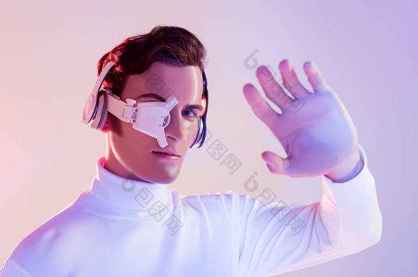 数码眼镜和耳机中的机器人，在紫色背景的模糊前景下，近在咫尺地看着相机