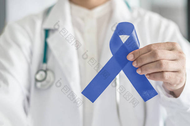 医生对胃癌、食管癌、饮食紊乱、肠易激综合征（IBS）的认识，用彩弓在医生的手上，感受到蓝色丝带的感受 