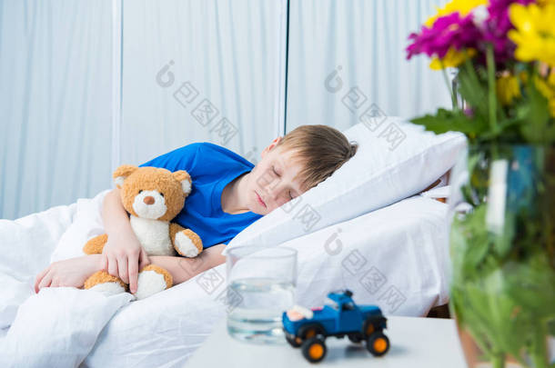 在医院的病床上的小男孩 
