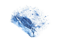 碰撞爆炸质地的白色背景上的蓝色冰块