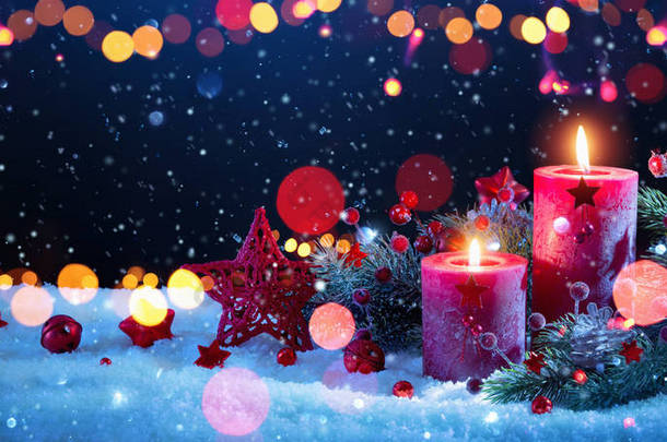 圣诞节装饰与蜡烛和有色灯效果