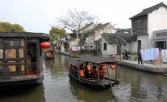 中国浙江省的西塘。中国上海附近的西塘水镇。美丽的西塘因其运河而闻名.西塘是个漂亮的运河小镇，有老旧的建筑、船只和桥梁.
