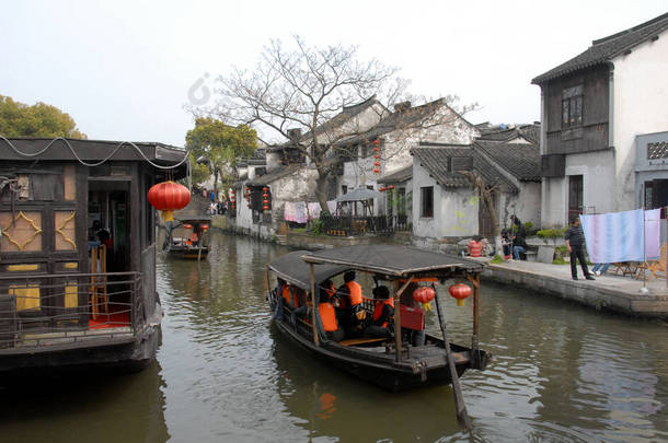 中国浙江省的西塘。中国上海附近的西塘水镇。美丽的西塘因其运河而闻名.西塘是个漂亮的运河小镇，有老旧的建筑、船只和桥梁.