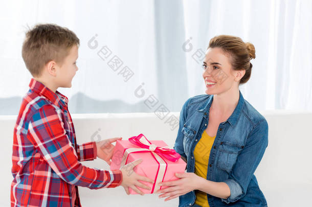 小儿子向母亲赠送母亲节礼物