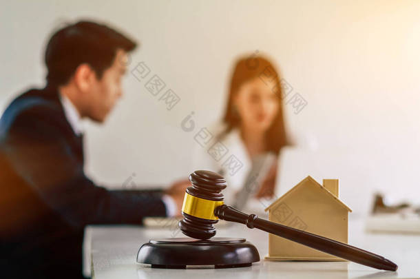 <strong>律师事务所</strong>或者<strong>律师事务所</strong>提供法律咨询意见，用于业务经营和聘请采购合同.